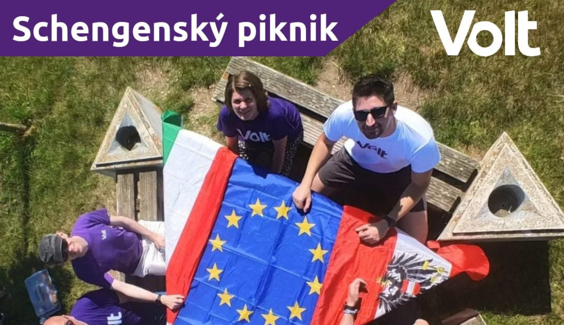 Členovia Volt Slovensko, Volt Rakúsko a Volt Maďarsko sedia za stolom nachádzajúcom sa na trojmedzí týchto krajín počas podujatia nazvanom Shengenský piknik, aby si tak pripomenuli vznik Shengenského priestoru ako veľmi dôležitú súčasť Európskej únie. Na stole sa nachádzajú vlakky krajín a v strede sa nachádza vlajka EÚ